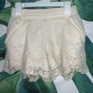 cream detailed flowy shorts!